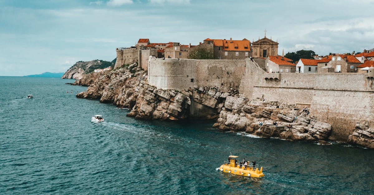 découvrez la croatie, un pays aux paysages époustouflants, plages de rêve et une riche histoire culturelle. explorez ses charmantes villes côtières, ses parcs nationaux et savourez sa délicieuse cuisine. parfait pour des vacances inoubliables!