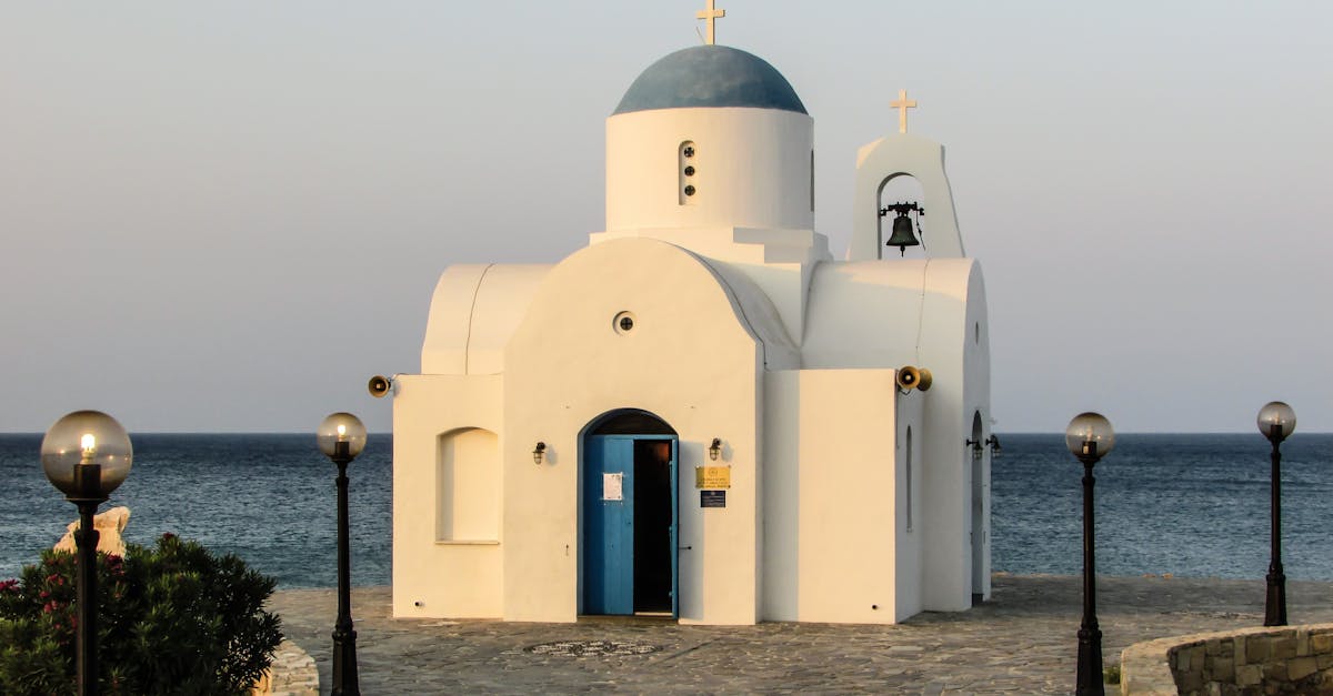 découvrez chypre, une île méditerranéenne aux paysages enchanteurs, riche en histoire et en culture. profitez de ses plages de sable fin, de sa cuisine délicieuse et de ses sites archéologiques fascinants. partez à l'aventure et explorez les merveilles de chypre !