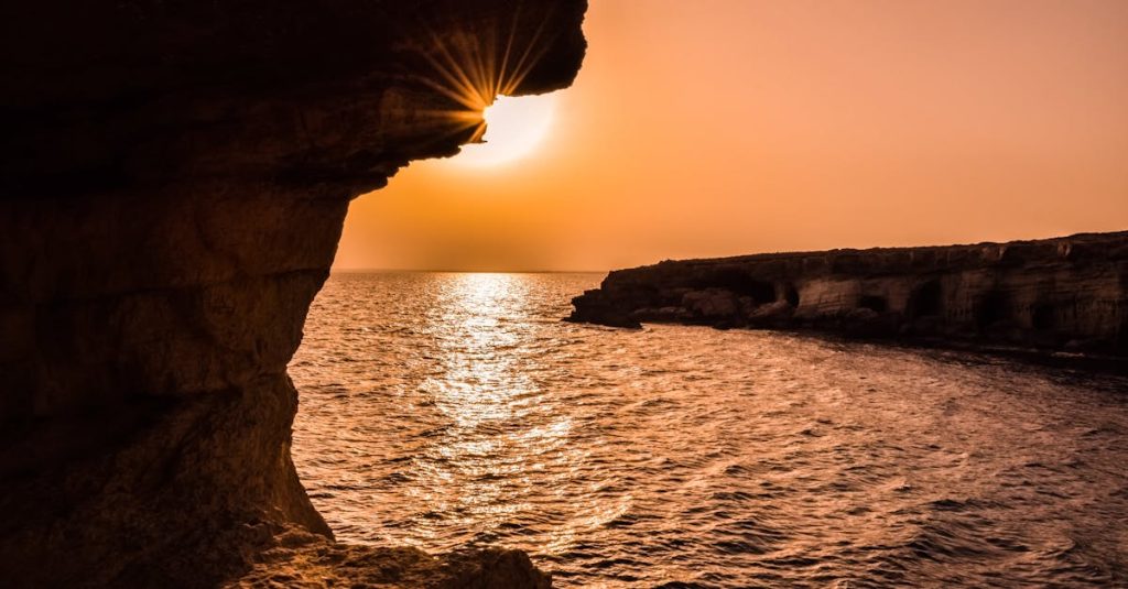 découvrez chypre, l'île méditerranéenne au riche patrimoine historique, aux plages paradisiaques et à la cuisine exquise. explorez ses paysages variés, ses sites archéologiques et laissez-vous séduire par son ambiance chaleureuse et accueillante.