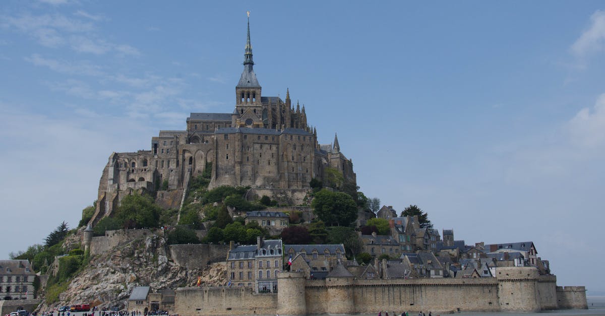découvrez les îles françaises, véritables joyaux de la métropole et des territoires d'outre-mer. plages paradisiaques, paysages époustouflants et cultures riches vous attendent sur ces terres ensoleillées. partez à l'aventure et explorez la beauté unique des îles de france.