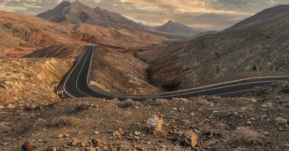 découvrez fuerteventura, l'une des plus belles îles des canaries, réputée pour ses plages de sable doré, ses paysages volcaniques époustouflants et ses activités nautiques. parfait pour les amoureux de la nature et les aventuriers, laissez-vous séduire par ses charmants villages et son climat ensoleillé toute l'année.
