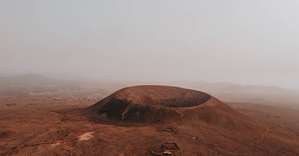 découvrez fuerteventura, une île des canaries réputée pour ses plages de sable doré, ses paysages volcaniques spectaculaires et ses conditions idéales pour les sports nautiques. évadez-vous dans ce véritable paradis naturel et laissez-vous séduire par sa culture locale riche et ses charmants villages.