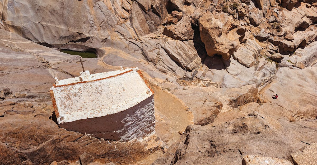 découvrez fuerteventura, une île des canaries célèbre pour ses plages de sable doré, ses paysages volcaniques époustouflants et ses activités nautiques passionnantes. profitez de la tranquillité de ses criques cachées, explorez ses parcs naturels et savourez une cuisine locale délicieuse dans un cadre ensoleillé toute l'année.