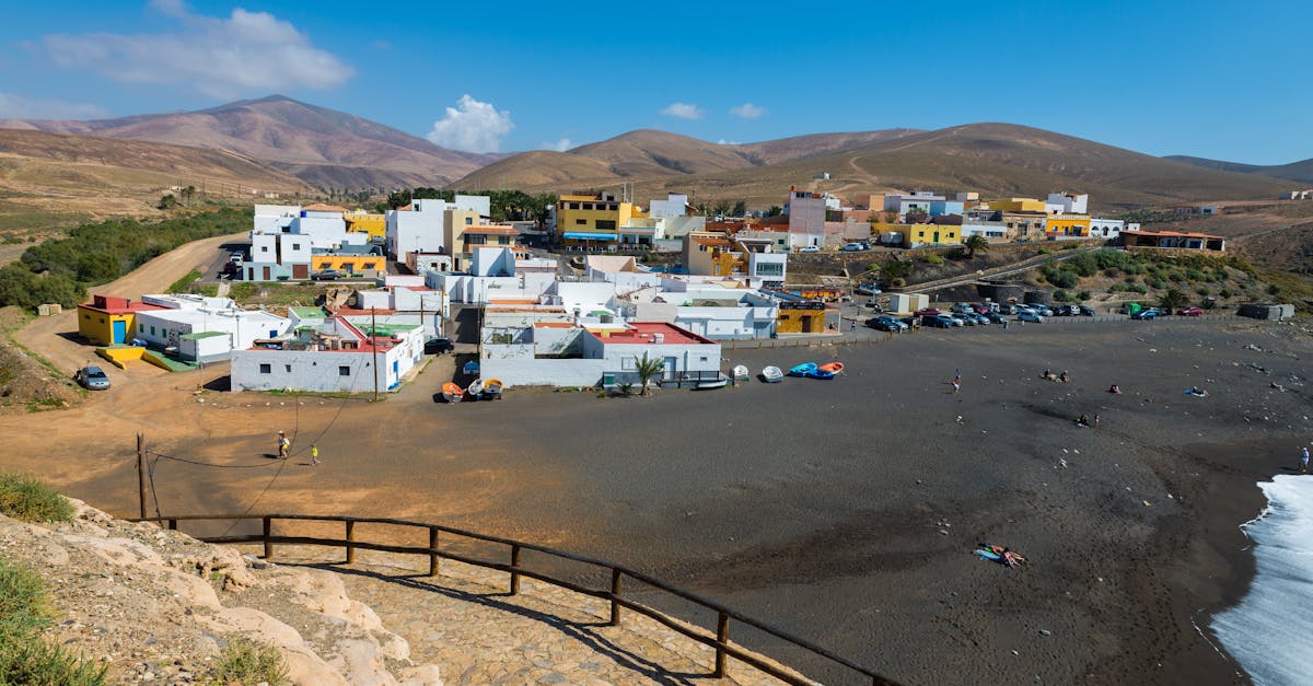 découvrez fuerteventura, l'une des îles canaries, célèbre pour ses plages de sable blanc, ses paysages volcaniques et son climat ensoleillé toute l'année. parfait pour les amateurs de sports nautiques, de détente et d'aventure!