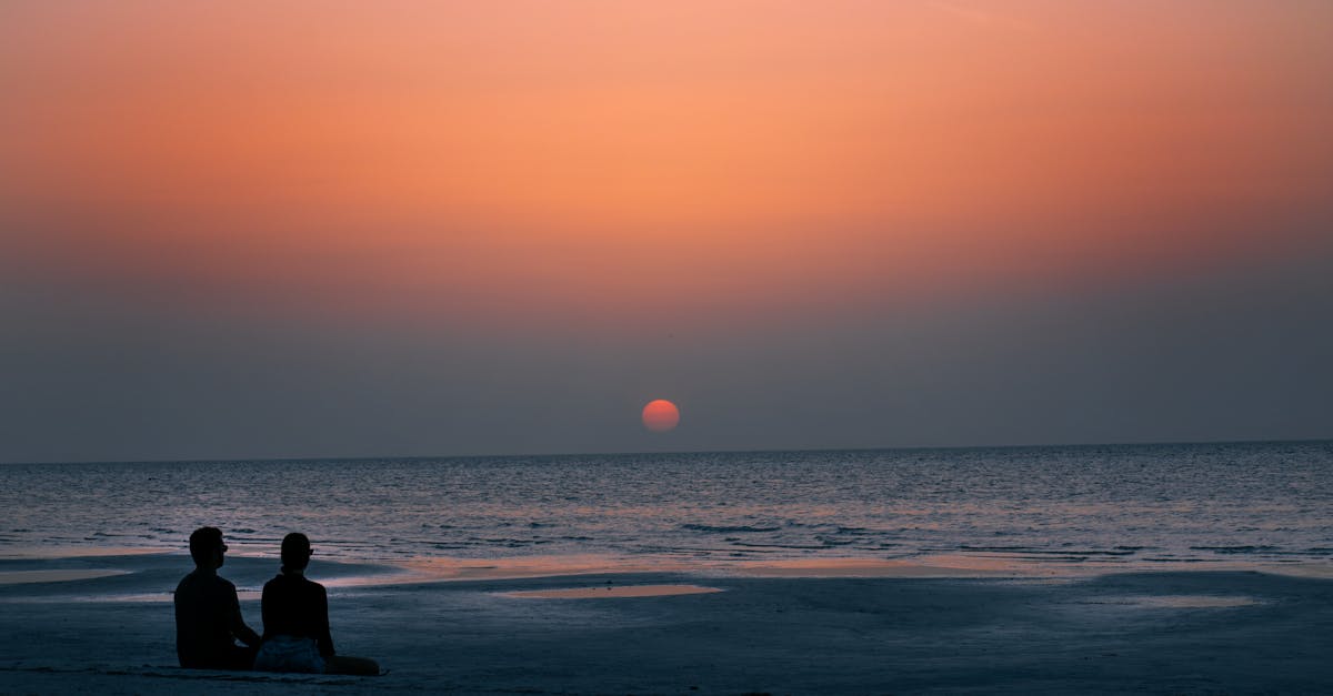 découvrez holbox, une île paisible du mexique, célèbre pour ses plages de sable blanc, ses eaux cristallines et son ambiance relaxante. parfait pour les amoureux de la nature et les aventuriers, holbox offre des activités variées telles que l'observation des dauphins, le snorkeling et la dégustation de délicieuses spécialités locales.
