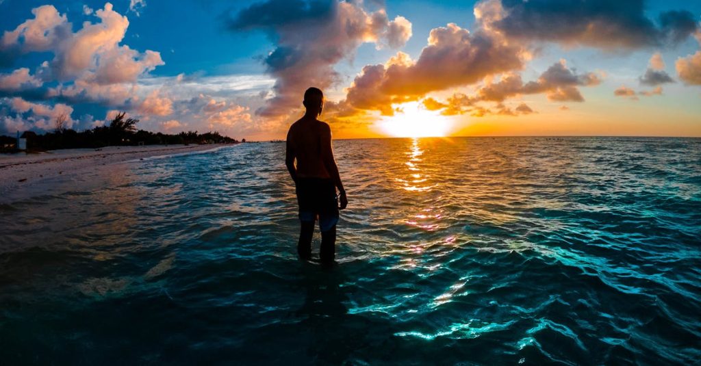 découvrez holbox, une île paradisiaque au large du côtes mexicaines, célèbre pour ses plages de sable blanc, ses eaux cristallines et sa biodiversité exceptionnelle. profitez d'aventures écologiques, de délicieuses cuisines locales et d'une atmosphère paisible loin de l'agitation des grandes destinations touristiques.