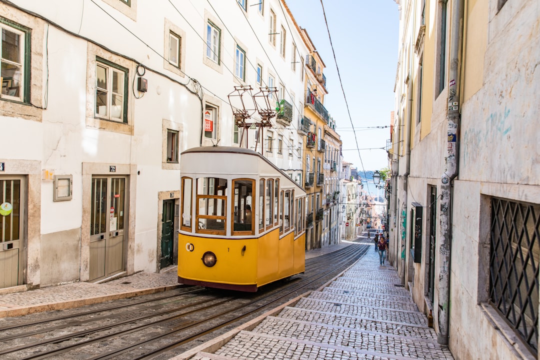 découvrez lisbonne, la capitale envoûtante du portugal, célèbre pour son architecture colorée, ses ruelles pavées, sa délicieuse gastronomie et ses vues panoramiques sur l'atlantique. plongez dans l'histoire et la culture de cette ville emblématique où le charme ancien rencontre la modernité.