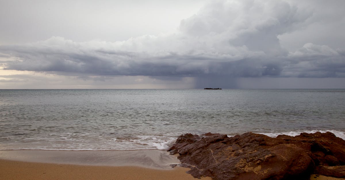découvrez menorca, une île méditerranéenne pleine de charme, offrant des plages spectaculaires, des paysages préservés et une riche histoire. explorez ses villages pittoresques, goûtez à la gastronomie locale et profitez d'activités en plein air dans un cadre idyllique.