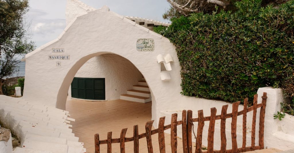 découvrez menorca, une île méditerranéenne aux paysages envoûtants, plages de sable fin et eaux cristallines. explorez son patrimoine historique, sa nature préservée et sa gastronomie locale. parfait pour des vacances inoubliables entre détente et aventures.