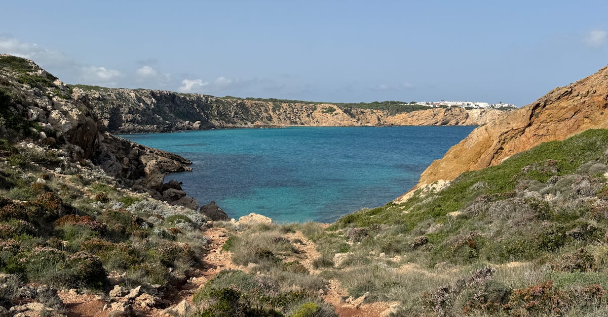 découvrez menorca, la perle des baléares, célèbre pour ses plages de sable fin, ses paysages préservés et son riche patrimoine historique. idéale pour les amoureux de la nature et les passionnés de culture, menorca offre une expérience unique entre détente et aventure.