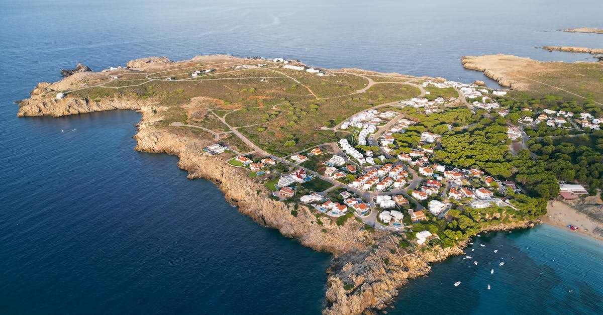 découvrez menorca, une île méditerranéenne préservée, célèbre pour ses plages magnifiques, ses paysages naturels époustouflants et son riche patrimoine historique. parfait pour des vacances en famille ou des escapades romantiques, menorca offre une atmosphère paisible et authentique.
