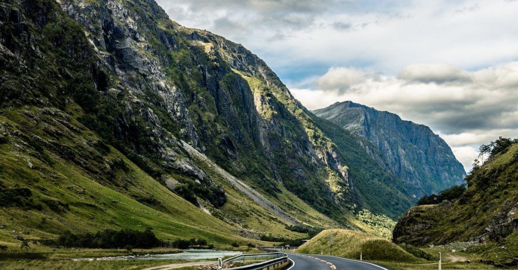 découvrez la norvège, un pays fascinant aux paysages époustouflants, entre fjords majestueux, aurores boréales et richesses culturelles. explorez les merveilles naturelles et plongez dans l'histoire unique de cette terre de vikings.