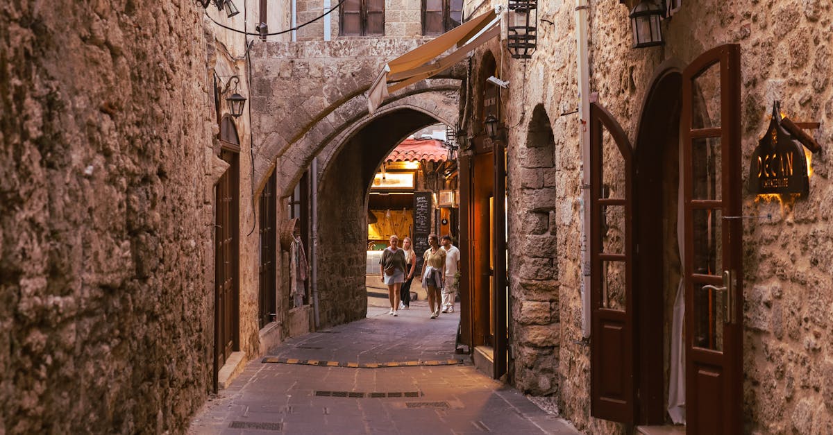 découvrez rhodes, la perle du dodecanèse, célèbre pour ses plages dorées, son riche patrimoine historique et sa vibrante culture méditerranéenne. explorez ses sites antiques, savourez la cuisine locale et profitez d'un environnement enchanteur qui attire les voyageurs du monde entier.