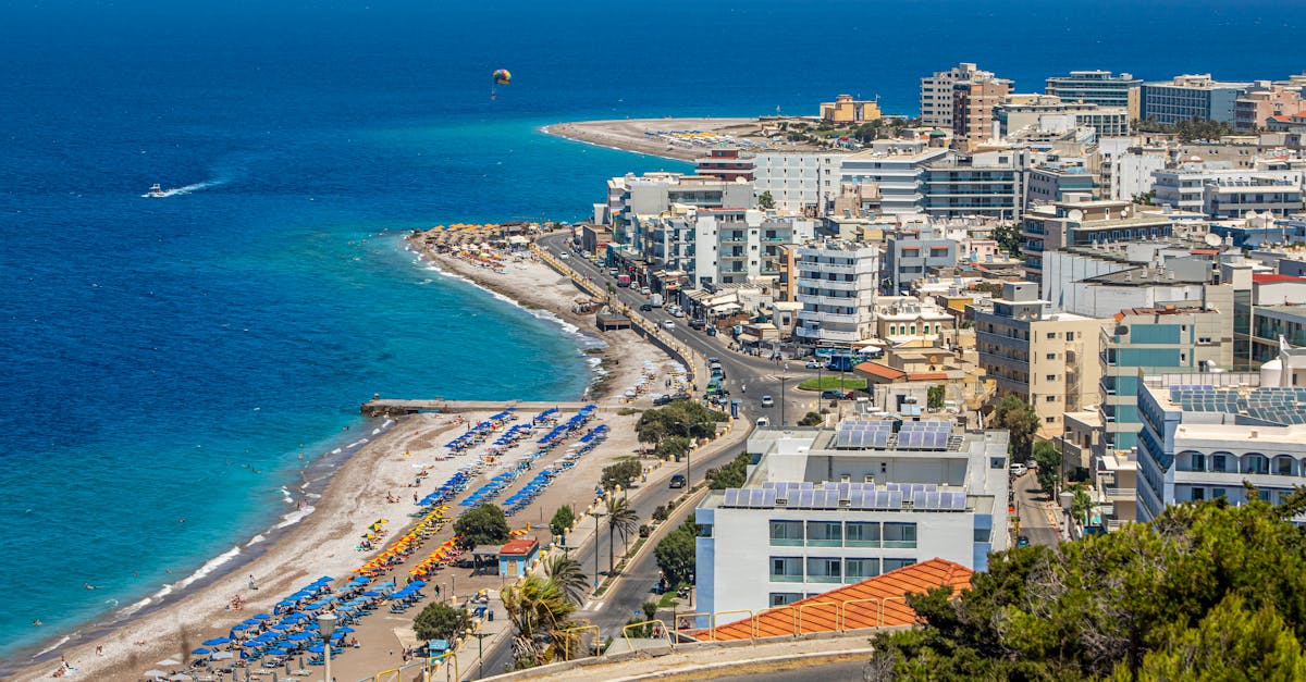 découvrez rhodes, l'île grecque enchanteresse, célèbre pour ses plages ensoleillées, son riche héritage historique et sa vieille ville classée au patrimoine mondial de l'unesco. explorez ses ruines antiques, savourez la cuisine locale et profitez d'activités aquatiques inoubliables.