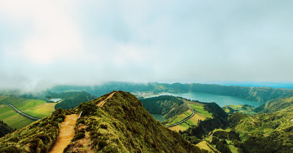 découvrez são miguel, la plus grande île des açores, connue pour ses paysages époustouflants, ses lacs de cratère pittoresques et sa riche biodiversité. explorez ses sources thermales, ses plantations de thé uniques et plongez dans la culture locale à travers sa gastronomie délicieuse.