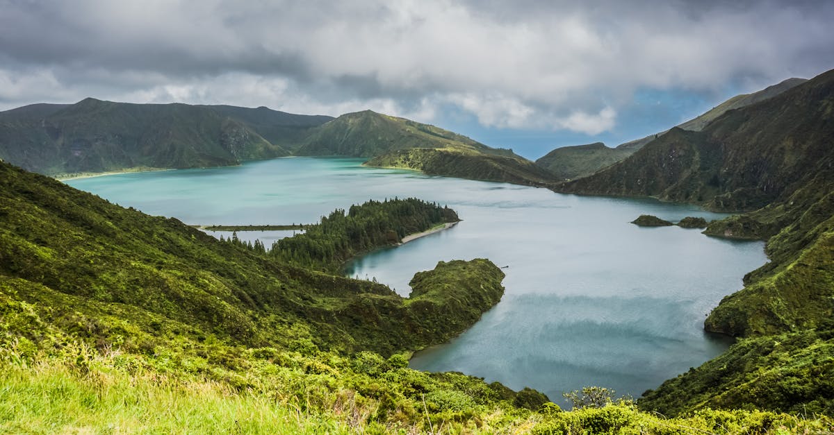 découvrez são miguel, la plus grande île des açores, offrant des paysages époustouflants, des sources thermales relaxantes et une riche culture locale. partez à l'aventure dans ses vallées verdoyantes et ses lacs majestueux pour une expérience inoubliable au cœur de la nature.