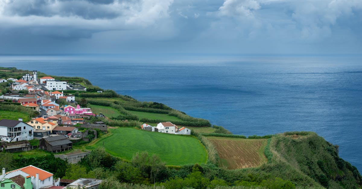 découvrez são miguel, la plus grande île des açores, connue pour ses paysages volcaniques époustouflants, ses lacs cristallins et ses charmants villages. profitez de la nature préservée, de la gastronomie locale et d'activités de plein air inoubliables sur cette destination unique au cœur de l'atlantique.
