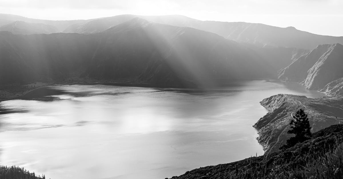 découvrez são miguel, la plus grande île des açores, connue pour ses paysages époustouflants, ses lacs de cratère, ses jardins luxuriants et sa culture riche. parfait pour les amoureux de la nature et les aventuriers!