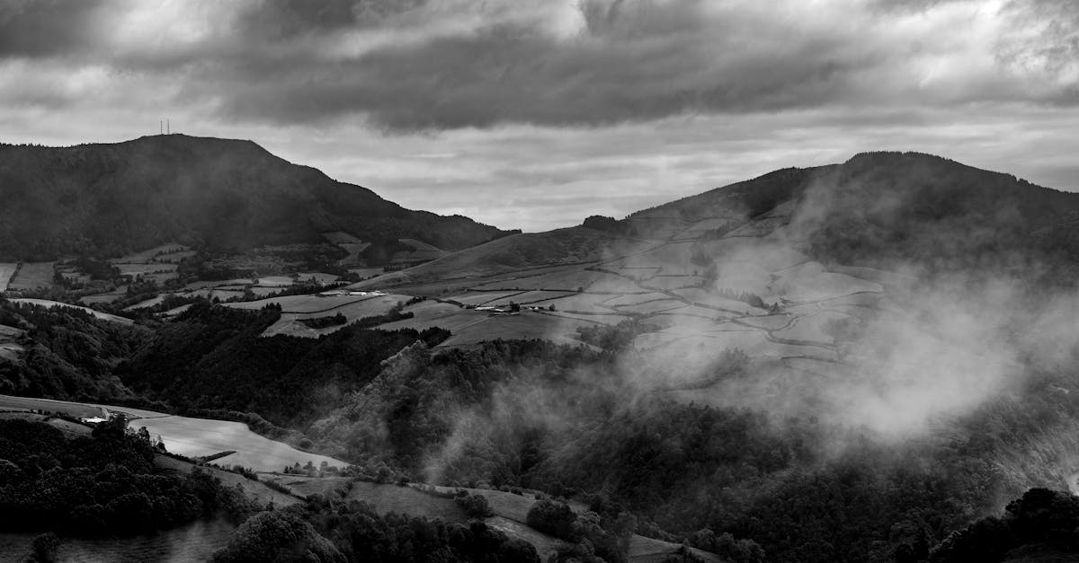 découvrez são miguel, la plus grande île des açores, un véritable paradis naturel qui offre des paysages à couper le souffle, des sources chaudes, des lacs pittoresques et une riche biodiversité. explorez ses charmants villages, sa culture unique et savourez des plats locaux délicieux au cœur de cet écrin préservé.