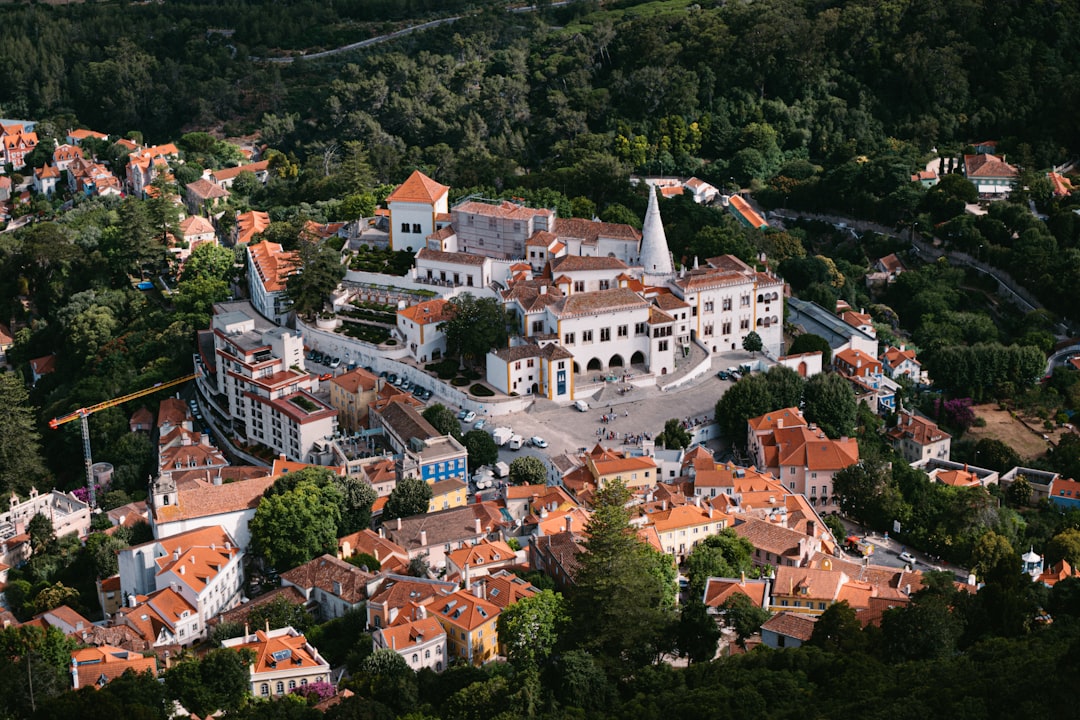 découvrez sintra, une charmante ville portugaise classée au patrimoine mondial de l'unesco, célèbre pour ses palais féeriques, ses paysages à couper le souffle et son riche patrimoine culturel. explorez les merveilles de cette destination romantique, entre montagne et océan.