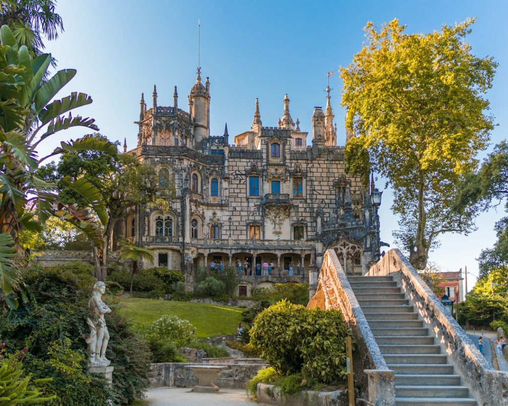 découvrez sintra, un joyau du portugal aux paysages enchanteurs, ses palaces colorés, ses montagnes verdoyantes et son patrimoine classé au patrimoine mondial de l'unesco. parfait pour une escapade romantique ou une aventure culturelle.