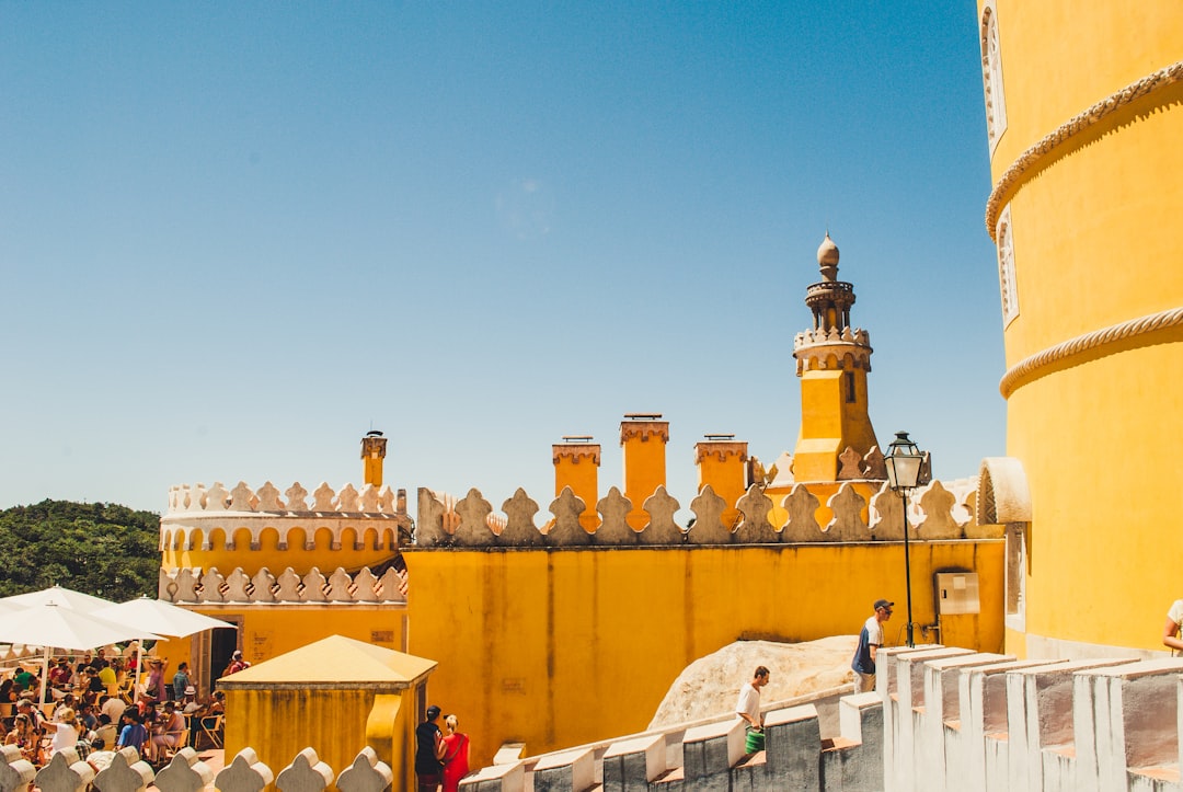 découvrez sintra, une charmante ville portugaise emblématique, connue pour ses palais enchanteurs, ses paysages à couper le souffle et son riche patrimoine culturel. explorez le fameux palais de pena, flânez dans les jardins luxuriants et plongez dans l'histoire fascinante de cette destination magique.