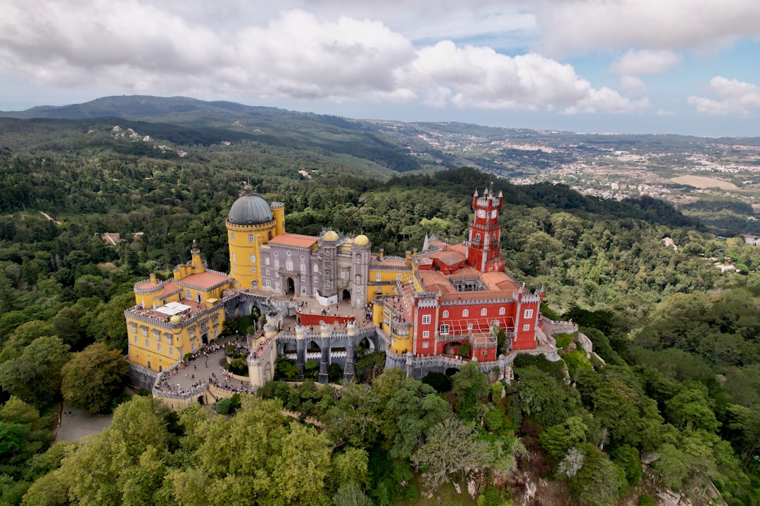 découvrez sintra, une ville pittoresque du portugal, célèbre pour ses palais majestueux, ses paysages enchanteurs et son riche patrimoine culturel. explorez le palais de pena, le château des maures et laissez-vous séduire par l'atmosphère romantique de cette destination unique.