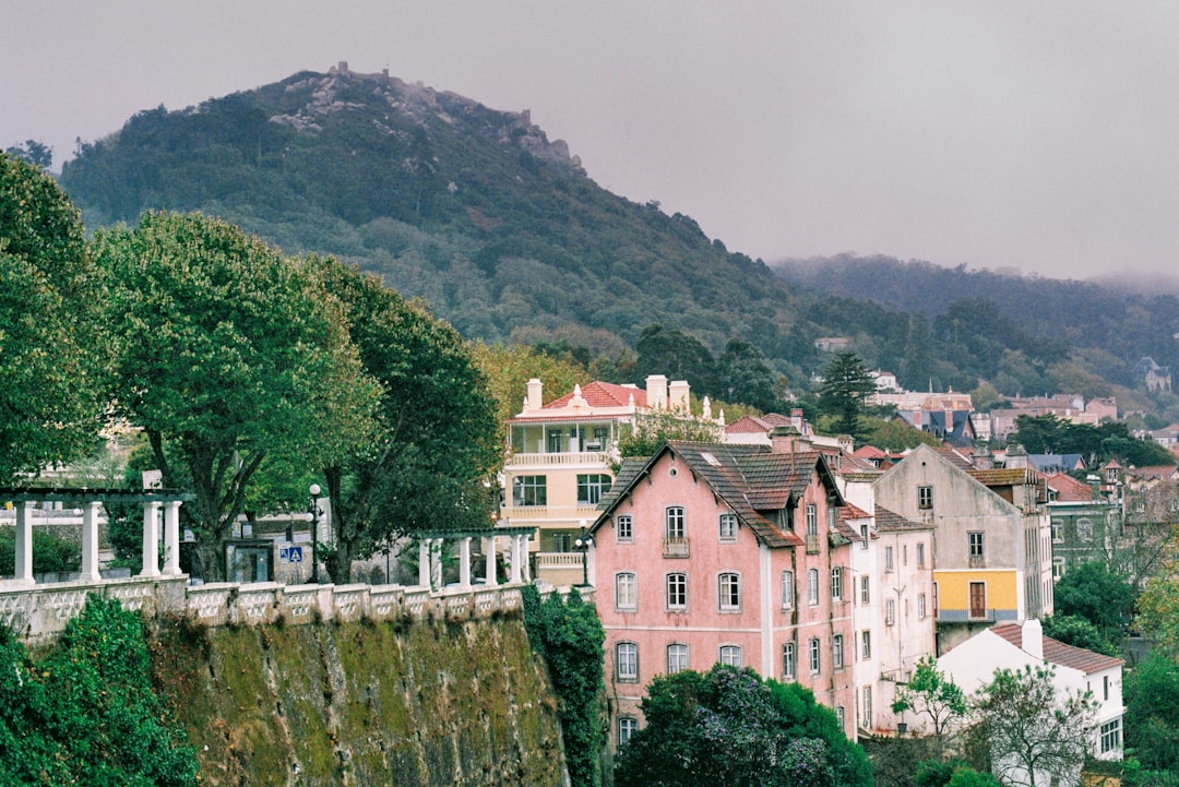 découvrez sintra, une ville enchanteuse du portugal, célèbre pour ses palais colorés, ses jardins luxuriants et ses paysages à couper le souffle. plongez dans l'histoire et la culture de cette destination unique, tout en explorant ses sites emblématiques tels que le palais de pena et le château des maures.