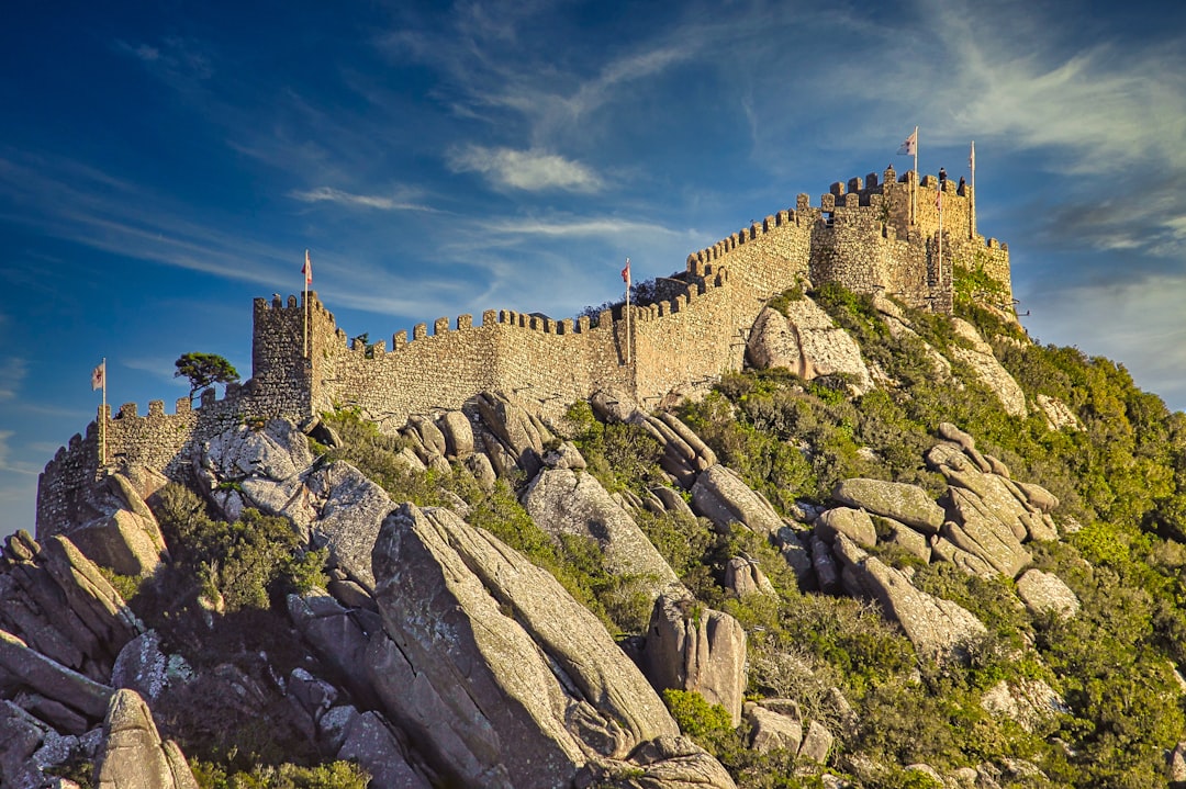 découvrez sintra, une ville portugaise magique, réputée pour ses palais enchanteurs, ses jardins luxuriants et son riche patrimoine historique. explorez des sites emblématiques comme le palais de pena et le château des maures tout en profitant de paysages à couper le souffle.