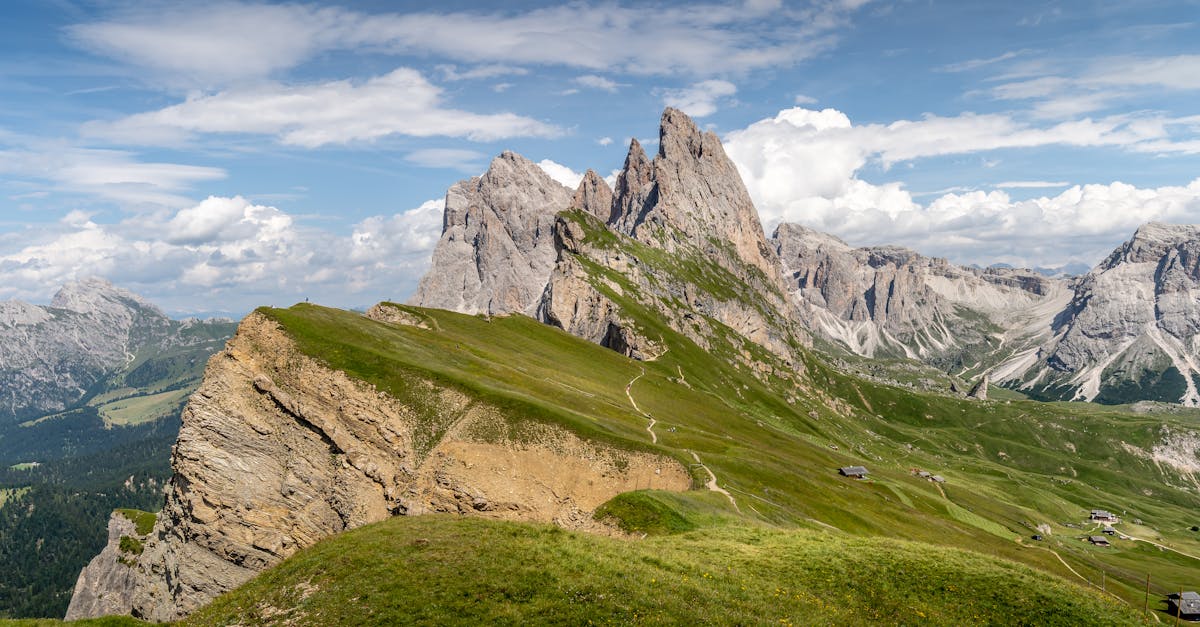 découvrez le val d'azun, un joyau des hautes-pyrénées, où la nature sauvage rencontre des paysages époustouflants. randonnées pittoresques, activités de plein air et charmants villages vous attendent pour une escapade inoubliable au cœur des montagnes.