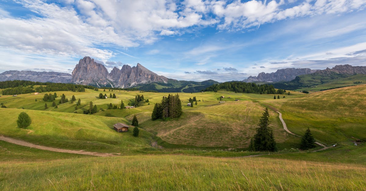 découvrez le val d'azun, un écrin de nature préservée au cœur des pyrénées. parfait pour les amateurs de randonnées, de panoramas à couper le souffle et de culture locale. évadez-vous dans ce paradis montagnard et laissez-vous séduire par ses paysages à chaque saison.