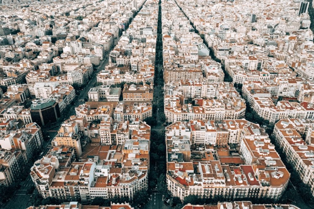 découvrez barcelone, une ville vibrante en espagne connue pour son architecture unique, ses plages magnifiques et sa riche culture catalane. préparez votre séjour et explorez les incontournables de la capitale catalane.