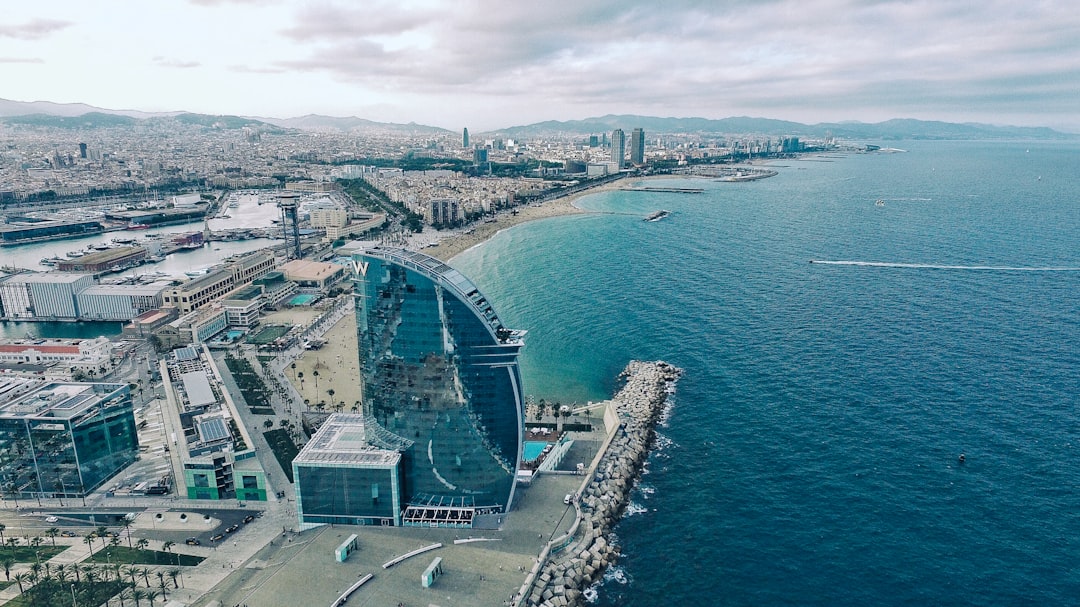 découvrez barcelone, une ville vibrante de la catalogne connue pour son architecture unique, ses plages animées, sa cuisine savoureuse et sa riche histoire culturelle. parfait pour un séjour inoubliable en espagne.