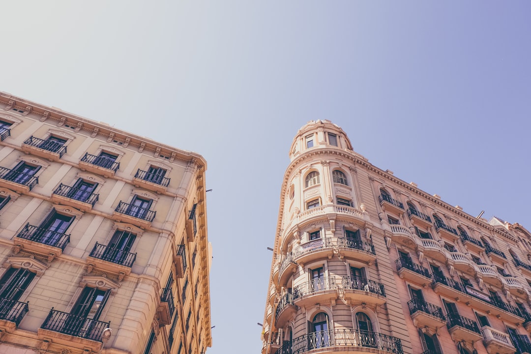 découvrez barcelone, une ville vibrante d'espagne réputée pour son architecture unique, sa culture vivante, sa gastronomie savoureuse et ses plages ensoleillées. explorez les incontournables de la capitale catalane.