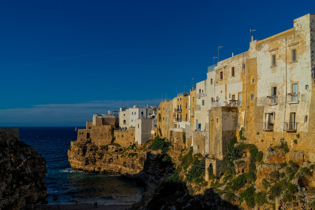 découvrez bari, une charmante ville italienne située sur la côte adriatique, réputée pour son port animé, sa vieille ville historique, ses plages magnifiques et sa délicieuse cuisine méditerranéenne.