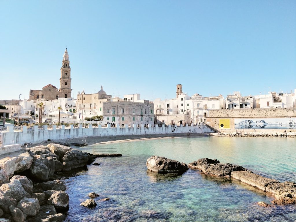 découvrez bari, une ville italienne pittoresque en bord de mer adriatique, célèbre pour sa vieille ville historique, sa gastronomie authentique et ses superbes plages. préparez votre séjour à bari et explorez ses trésors incontournables.