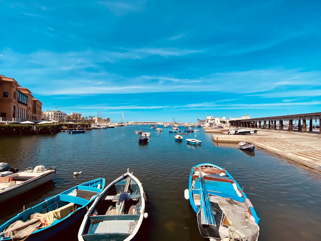 découvrez bari, une ville italienne dynamique située au bord de la mer adriatique, réputée pour son patrimoine historique, ses plages magnifiques et sa délicieuse cuisine méditerranéenne.