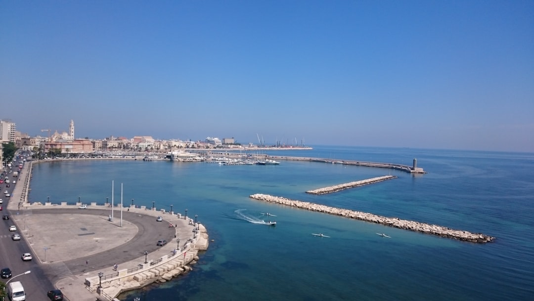 découvrez bari, une charmante ville italienne située sur la côte adriatique. explorez son centre historique, ses plages, sa cuisine locale et ses attractions culturelles incontournables pour un séjour mémorable.