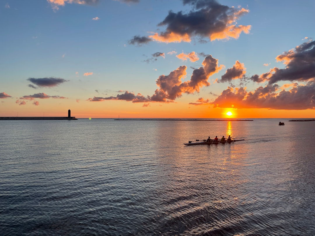 découvrez bari, une ville italienne pleine de charme, située sur la côte adriatique. explorez son centre historique, ses plages magnifiques et sa cuisine locale authentique. partez à la découverte de bari pour un séjour inoubliable en italie du sud.