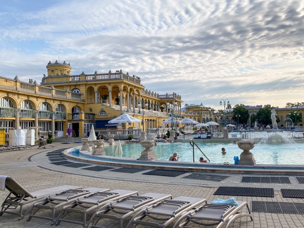 découvrez les célèbres bains thermaux de budapest : une expérience unique alliant détente, bien-être et patrimoine historique au cœur de la capitale hongroise.