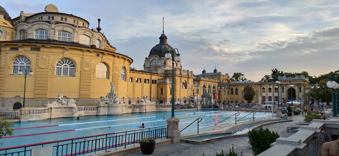 découvrez les célèbres bains thermaux de budapest : profitez des eaux chaudes naturelles, de l’architecture historique et d’une expérience unique de détente au cœur de la ville.