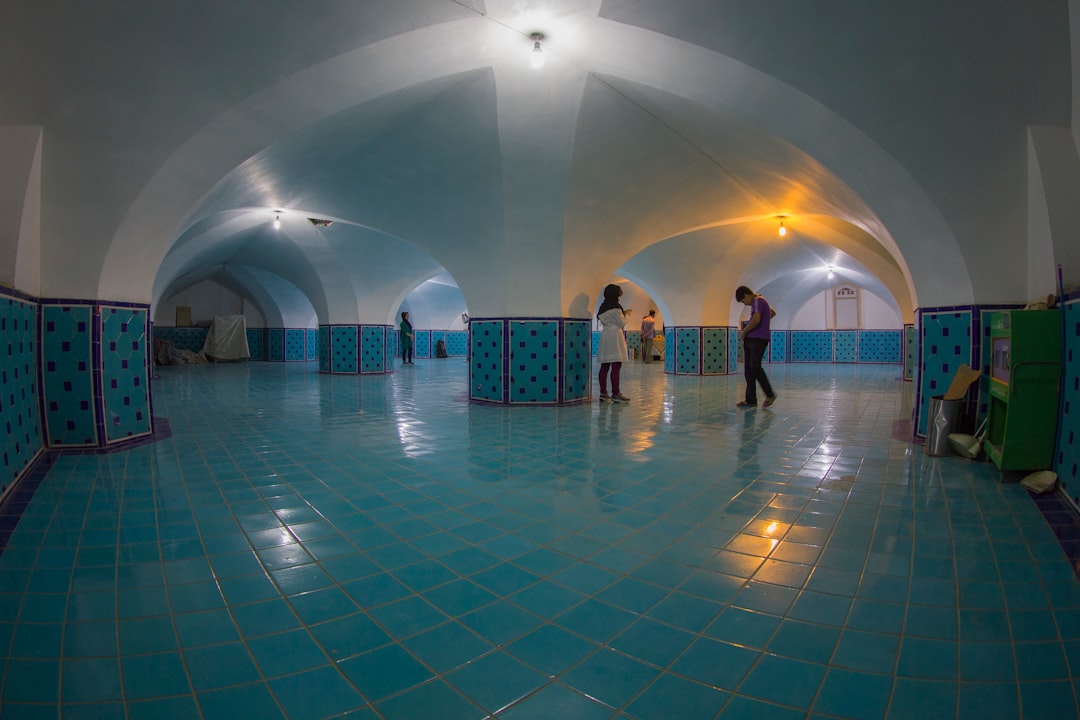 découvrez les célèbres bains thermaux de budapest : un guide complet pour profiter des eaux chaudes naturelles, des spas historiques et de l’expérience bien-être unique dans la capitale hongroise.