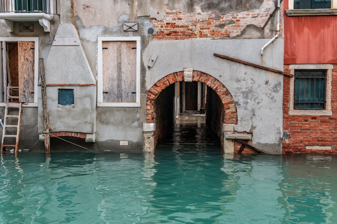 découvrez les célèbres bains thermaux de budapest, véritables trésors de la hongrie. profitez de sources chaudes naturelles dans des établissements historiques pour une expérience détente unique au cœur de la ville.