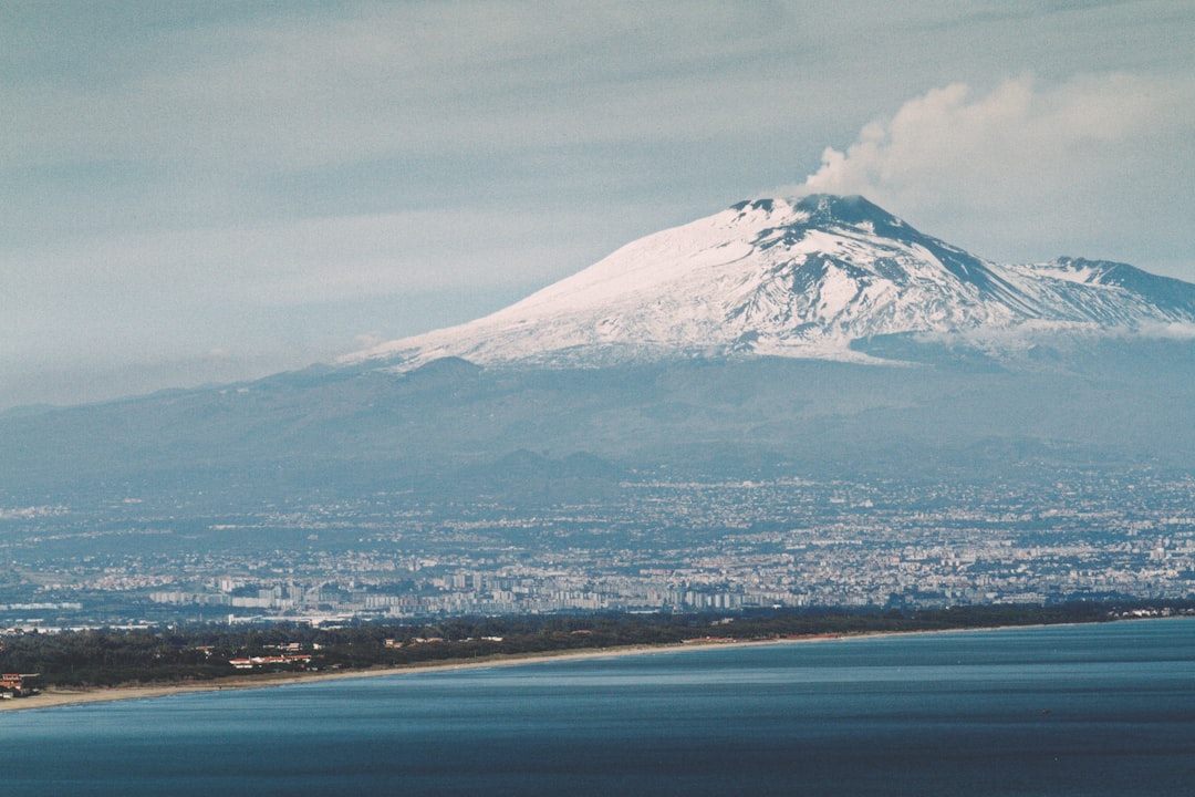 découvrez les merveilles de l'etna, l'un des volcans les plus actifs au monde, situé en sicile. explorez ses paysages fascinants, sa riche biodiversité et les nombreuses activités offertes aux visiteurs, des randonnées aux dégustations de vin, tout en apprenant sur son histoire géologique et son impact sur la culture locale.