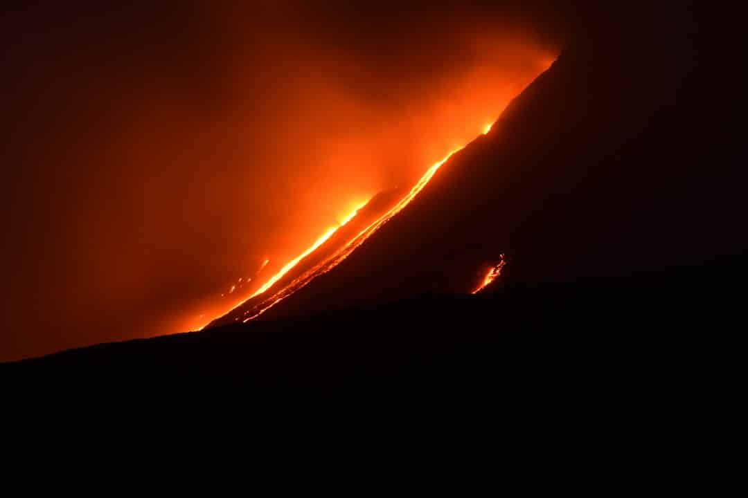 découvrez l'etna, le majestueux volcan sicilien, symbole de la beauté naturelle et de l'aventure en italie. explorez ses paysages époustouflants, ses sentiers de randonnée et son riche patrimoine culturel. plongez au cœur de cette merveille géologique et vivez une expérience inoubliable au sommet de l'europe.