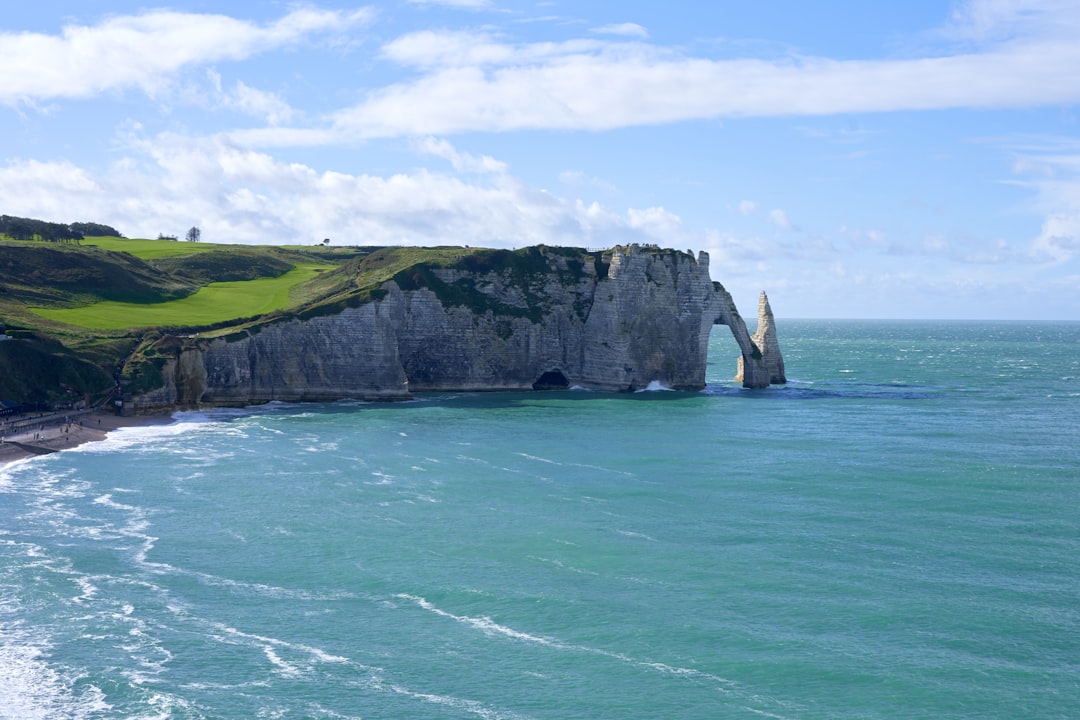 découvrez etretat, une charmante destination en normandie, célèbre pour ses falaises spectaculaires, ses plages de sable et son patrimoine culturel. explorez les paysages à couper le souffle, visitez les galeries d'art locales et profitez des nombreuses activités nautiques tout en vous imprégnant de l'atmosphère unique de cette ville côtière.
