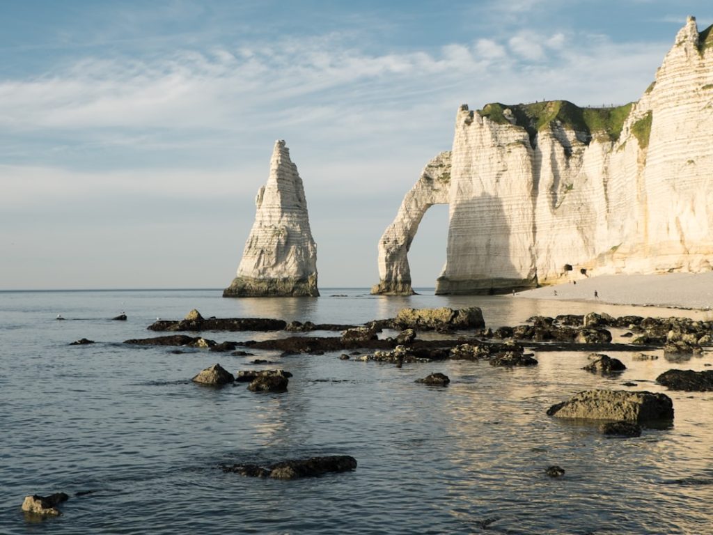 découvrez étretat, une charmante commune normande célèbre pour ses magnifiques falaises, ses plages de galets et son patrimoine culturel riche. explorez des paysages à couper le souffle et plongez dans l'histoire fascinante de cette station balnéaire prisée.