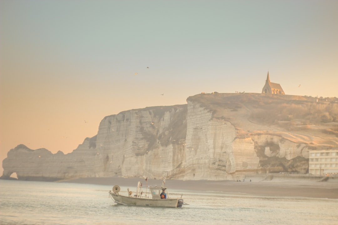 découvrez etretat, la célèbre station balnéaire normande connue pour ses impressionnantes falaises de craie, ses plages pittoresques et son patrimoine fascinant. profitez de balades le long des côtes, admirez les vues spectaculaires et explorez les charmes de ce village captivant. etretat, un incontournable pour les amoureux de la nature et de l'histoire.
