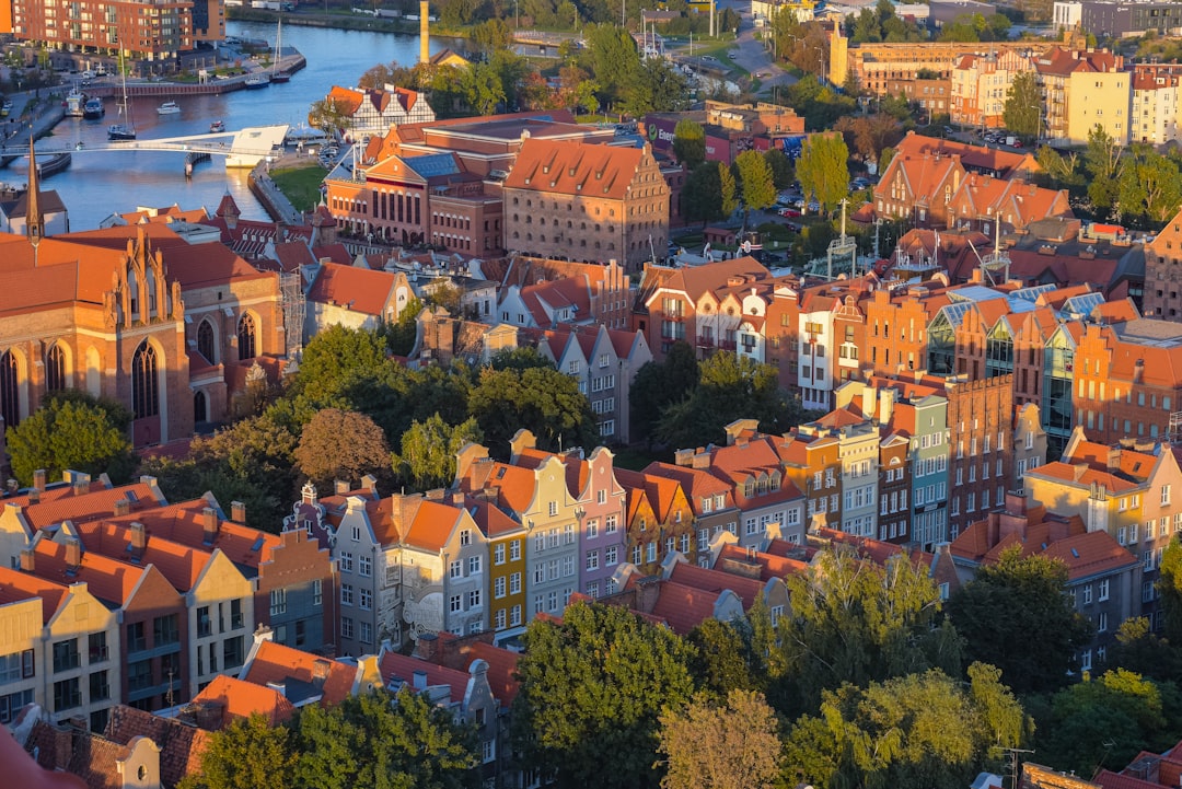 découvrez gdansk, une ville portuaire historique de pologne, célèbre pour son architecture colorée, ses musées fascinants et son riche patrimoine maritime. parfait pour un séjour culturel entre histoire et modernité.