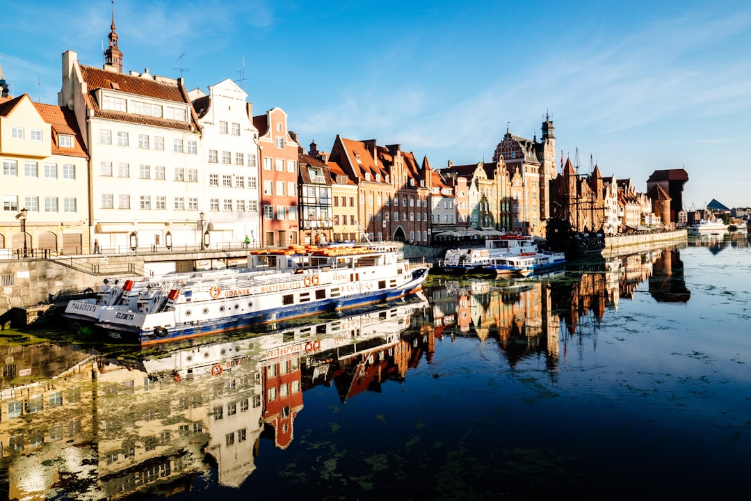 découvrez gdansk, une magnifique ville portuaire de pologne, connue pour son riche patrimoine historique, son architecture unique et son ambiance animée au bord de la mer baltique. idéale pour un séjour culturel et dépaysant.